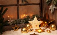 Fensterdeko-zu-Weihnachten-goldene-sterne-kerze.jpg